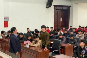 Sinh viên được giải đáp các thắc mắc về cách đặt câu lệnh khi sử dụng AI trong lĩnh vực kỹ thuật.