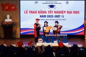 Ông Nguyễn Văn Long, Hiệu trưởng Trường Đại học Ngoại ngữ, Đại học Đà Nẵng trao giấy khen cho SV đạt kết quả tốt nghiệp xuất sắc.