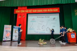 Nhóm WIST.M đang thuyết trình về dự án “Công cụ hỗ trợ nhổ đậu cho nông dân ở vùng Túy Loan” tại cuộc thi Dự án kỹ thuật phục vụ cộng đồng - EPICS 2025.