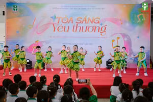 Một tiết mục biểu diễn trong chương trình nghệ thuật gây quỹ Tỏa sáng yêu thương của Trường Đức Trí. 