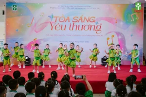 Một tiết mục biểu diễn trong chương trình nghệ thuật gây quỹ Tỏa sáng yêu thương của Trường Đức Trí. 