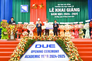 Khen thưởng sinh viên thủ khoa đầu vào của Trường Đại học Kinh tế, Đại học Đà Nẵng. 