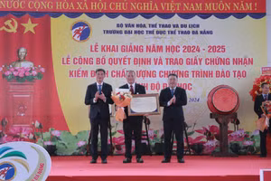 Đại diện Trung tâm Kiểm định chất lượng giáo dục, Đại học Đà Nẵng trao giấy chứng nhận đạt tiêu chuẩn chất lượng giáo dục chương trình đào tạo. 