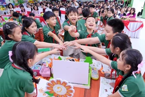 Học sinh lớp 5, Trường Tiểu học Lê Đình Chinh trong một tiết học có hoạt động STEM. 