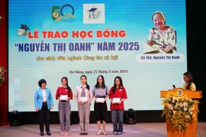 Trao học bổng Nguyễn Thị Oanh cho sinh viên ngành Công tác xã hội, Trường Đại học Sư phạm. Đại học Đà Nẵng.