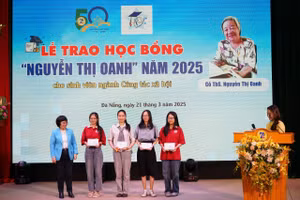Trao học bổng Nguyễn Thị Oanh cho sinh viên ngành Công tác xã hội, Trường Đại học Sư phạm. Đại học Đà Nẵng.