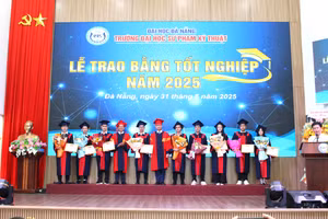 Trường Đại học Sư phạm Kỹ thuật, Đại học Đà Nẵng khen thưởng sinh viên tốt nghiệp loại xuất sắc.