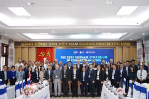 Các chuyên gia, nhà khoa học... chụp ảnh lưu niệm tại phiên khai mạc của Hội thảo. 