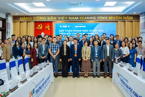 Các nhà khoa học, diễn giả chụp ảnh lưu niệm khai mạc Hội thảo. 