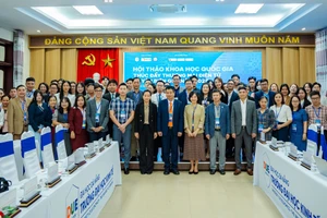Các nhà khoa học, diễn giả chụp ảnh lưu niệm khai mạc Hội thảo. 