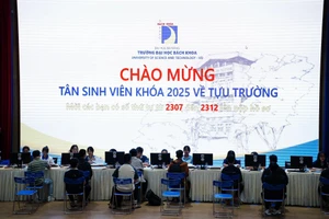 Tân sinh viên Trường Đại học Bách khoa - Đại học Đà Nẵng làm thủ tục nhập học trực tiếp.
