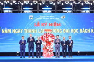 Thứ trưởng Hoàng Minh Sơn thay mặt lãnh đạo Bộ GD&ĐT tặng hoa chúc mừng Trường Đại học Bách khoa, Đại học Đà Nẵng. 