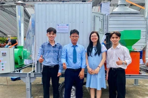Nhóm giảng viên - sinh viên chế tạo thiết bị sấy di động. 