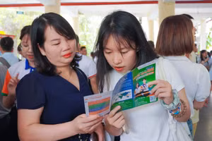 Phụ huynh và học sinh Trường THPT chuyên Lê Quý Đôn (TP Đà Nẵng) tìm hiểu thông tin tuyển sinh đại học, cao đẳng năm 2026.