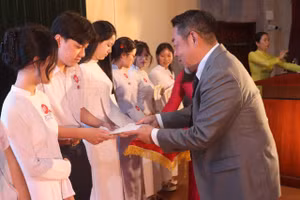 Đại diện Công ty TNHH Sojitz Việt Nam trao học bổng cho học sinh nghèo vượt khó của TP Đà Nẵng.