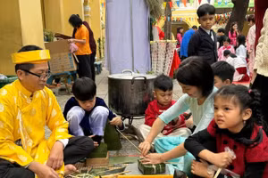 Học sinh cùng phụ huynh Trường Tiểu học Phù Đổng tham gia chương trình “Ngày hội Vui Tết quê em”.