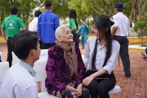 Sinh viên Trường Đại học Đông Á thăm hỏi thân nhân liệt sĩ tại lễ dâng hương tưởng niệm 38 năm sự kiện Gạc Ma. 