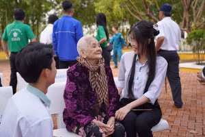 Sinh viên Trường Đại học Đông Á thăm hỏi thân nhân liệt sĩ tại lễ dâng hương tưởng niệm 38 năm sự kiện Gạc Ma. 