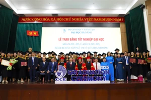 Trung tâm Đào tạo Thường xuyên - Đại học Đà Nẵng trao bằng tốt nghiệp cho học viên khóa 28 và khóa 30. 