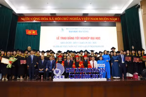 Trung tâm Đào tạo Thường xuyên - Đại học Đà Nẵng trao bằng tốt nghiệp cho học viên khóa 28 và khóa 30. 