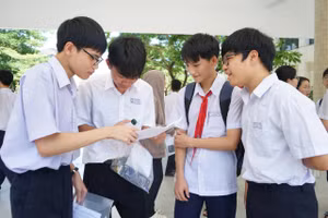 Thí sinh Đà Nẵng thảo luận bài sau buổi thi môn Toán