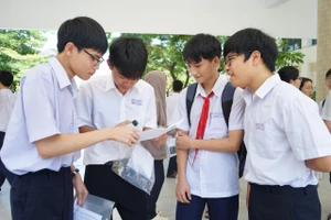 Thí sinh Đà Nẵng thảo luận bài sau buổi thi môn Toán