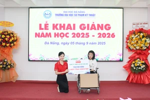 Nữ sinh Trường Đại học Sư phạm Kỹ thuật - Đại học Đà Nẵng được tặng máy tính hỗ trợ học tập trong ngày khai giảng.