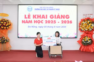 Nữ sinh Trường Đại học Sư phạm Kỹ thuật - Đại học Đà Nẵng được tặng máy tính hỗ trợ học tập trong ngày khai giảng.