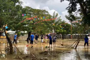 Sân trường Tiểu học Phan Bội Châu (xã Điện Bàn Tây, TP Đà Nẵng) đầy bùn đất và rác sau nhiều ngày ngập trong nước lũ.