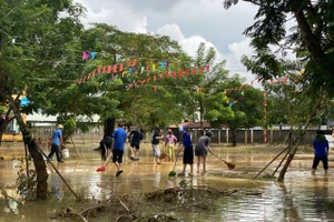 Sân trường Tiểu học Phan Bội Châu (xã Điện Bàn Tây, TP Đà Nẵng) đầy bùn đất và rác sau nhiều ngày ngập trong nước lũ.