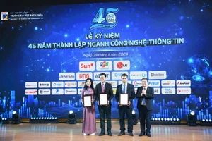 PGS.TS Nguyễn Hữu Hiếu, Hiệu trưởng Trường Đại học Bách khoa, Đại học Đà Nẵng trao giấy chứng chỉ kiểm định chất lượng giáo dục quốc tế ASIIN cho 3 chương trình đào tạo của khoa. 