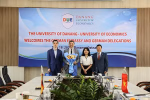 Đại diện lãnh đạo Đại học Đà Nẵng và Trường Đại học Kinh tế trao tặng hoa đến Đoàn Đại sứ quán Cộng hòa Liên bang Đức tại Hà Nội.