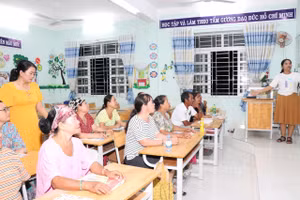 Học viên ở lớp xóa mù chữ.