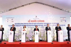 Đại học Đà Nẵng và các bên liên quan thực hiện nghi thức bấm nút khởi công. 