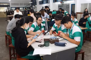 Học sinh Trường THPT Ngô Quyền (Đà Nẵng) trải nghiệm Giáo dục STEM tại Trường Đại học Sư phạm Kỹ thuật. Đại học Đà Nẵng. 