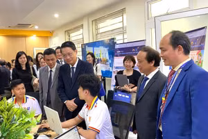 Lãnh đạo thành phố Đà Nẵng và ĐH Đà Nẵng tại VKU Fintech Hub. 