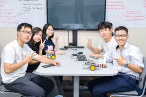 Học sinh các trường phổ thông ở Đà Nẵng tham gia khóa học Lập trình cho Mobile Robot tại Trường Đại học Bách khoa, Đại học Đà Nẵng.