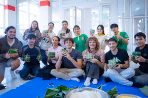 Sinh viên quốc tế Trường Đại học Kinh tế, Đại học Đà Nẵng trải nghiệm gói bánh chưng. 