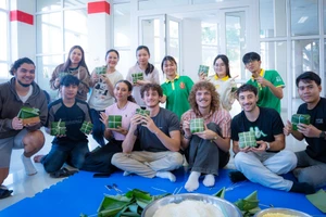 Sinh viên quốc tế Trường Đại học Kinh tế, Đại học Đà Nẵng trải nghiệm gói bánh chưng. 