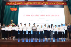 Đại diện Đại học Đà Nẵng và Hội Khuyến học Đà Nẵng trao học bổng cho sinh viên. 