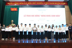 Đại diện Đại học Đà Nẵng và Hội Khuyến học Đà Nẵng trao học bổng cho sinh viên. 