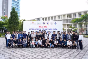 Các đội dự thi chụp ảnh lưu niệm.