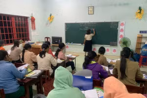 Một lớp xóa mù chữ tại xã Nam Giang, TP Đà Nẵng. Ảnh: (Ngước - Thủy)