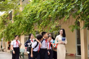 Cô và trò Trường THCS Nguyễn Huệ (phường Hải Châu, TP Đà Nẵng).