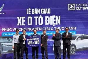 Đại diện VinFast trao bảng biểu trưng 2 mẫu ô tô điện tài trợ cho Đại học Duy Tân. 
