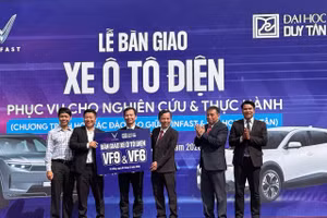 Đại diện VinFast trao bảng biểu trưng 2 mẫu ô tô điện tài trợ cho Đại học Duy Tân. 