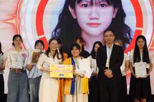 Ban tổ chức trao giải cho đội giành giải Nhất cuộc thi. 