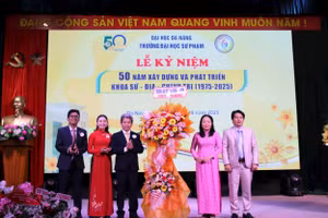 PGS.TS Võ Văn Minh, Hiệu trưởng Trường Đại học Sư phạm, Đại học Đà Nẵng tặng hoa chúc mừng tại buổi lễ. 