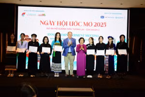 Trao thưởng cho các nữ sinh có thành tích học tập tốt trong thời gian học đại học. 