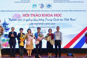 Ban tổ chức tặng hoa cho các báo cáo viên và điều hành Phiên toàn thể